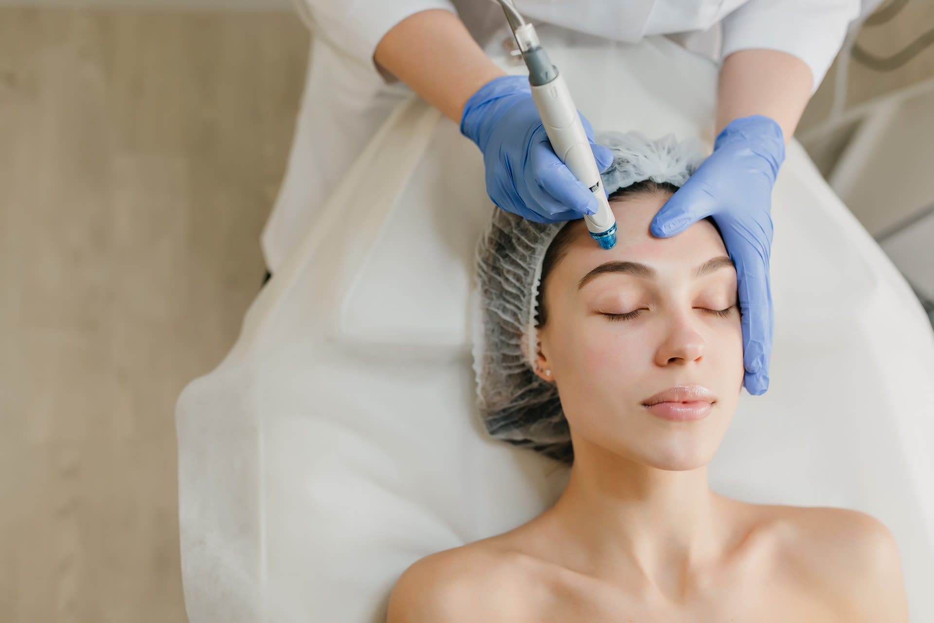 Soin HydraFacial du visage à la clinique GLOW TIME